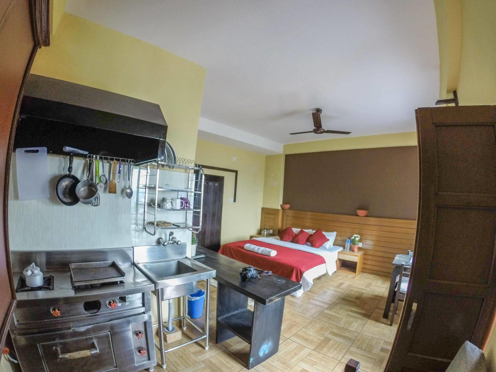 Hotel Tourist Residency Pokhara Esterno foto