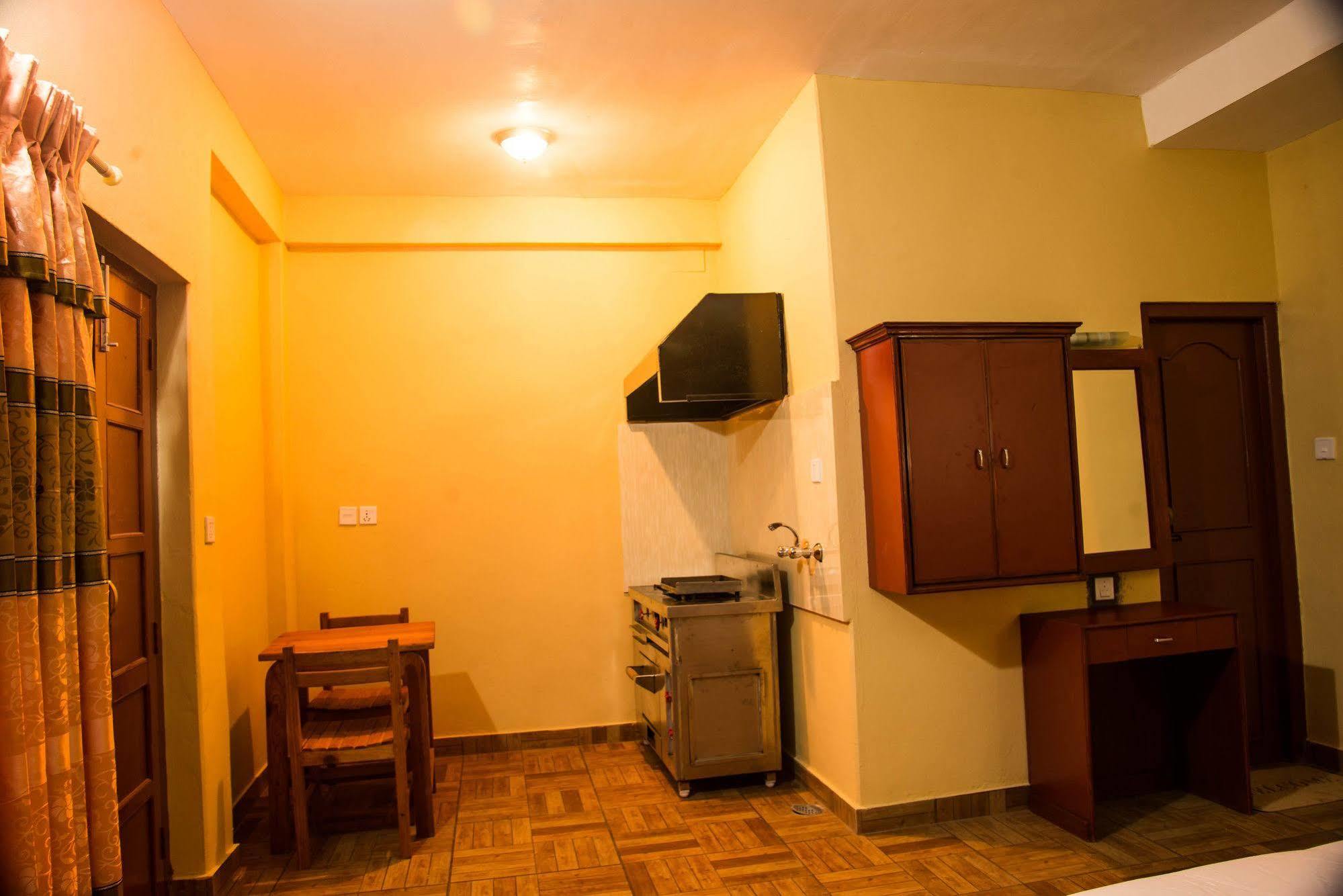 Hotel Tourist Residency Pokhara Esterno foto