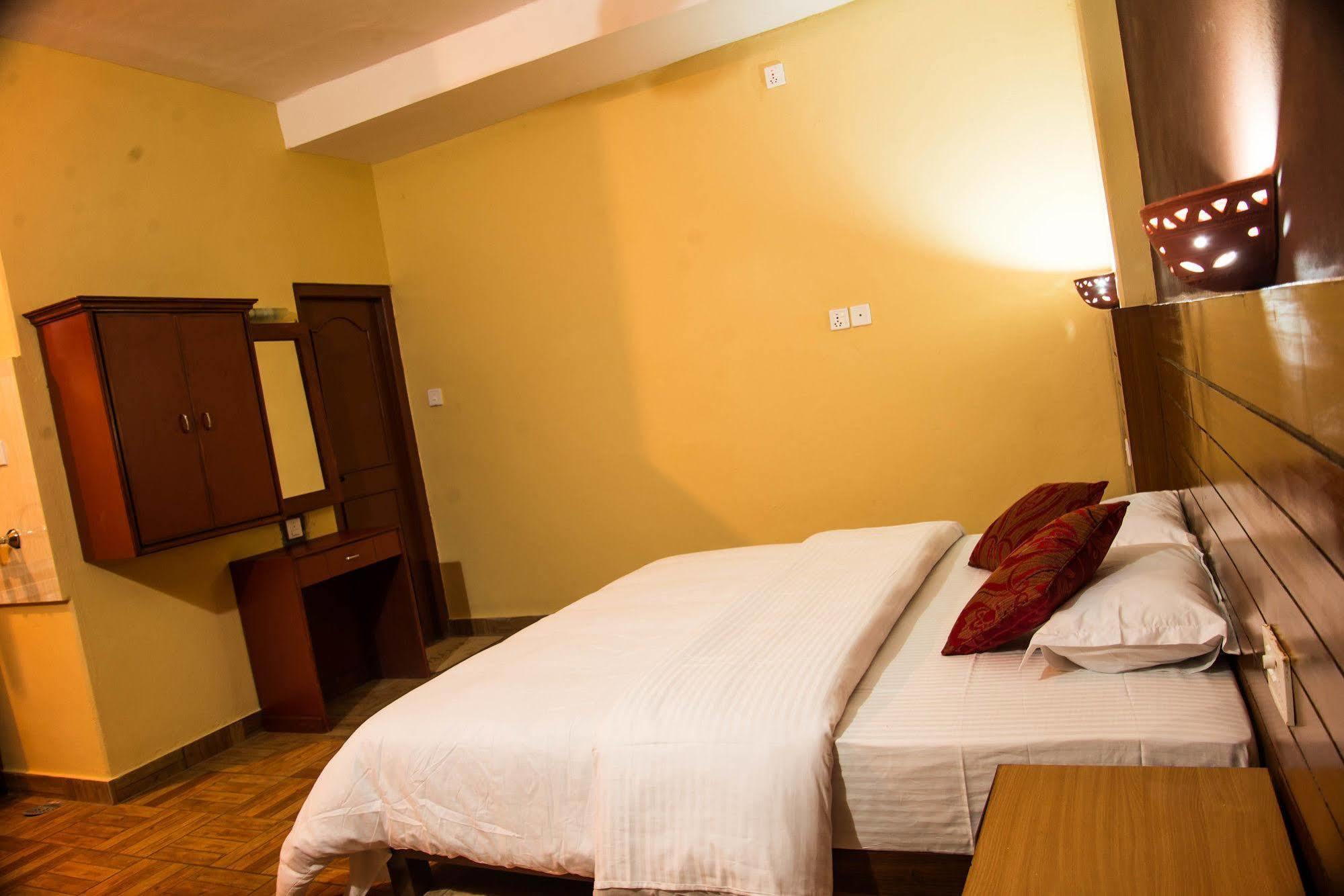Hotel Tourist Residency Pokhara Esterno foto